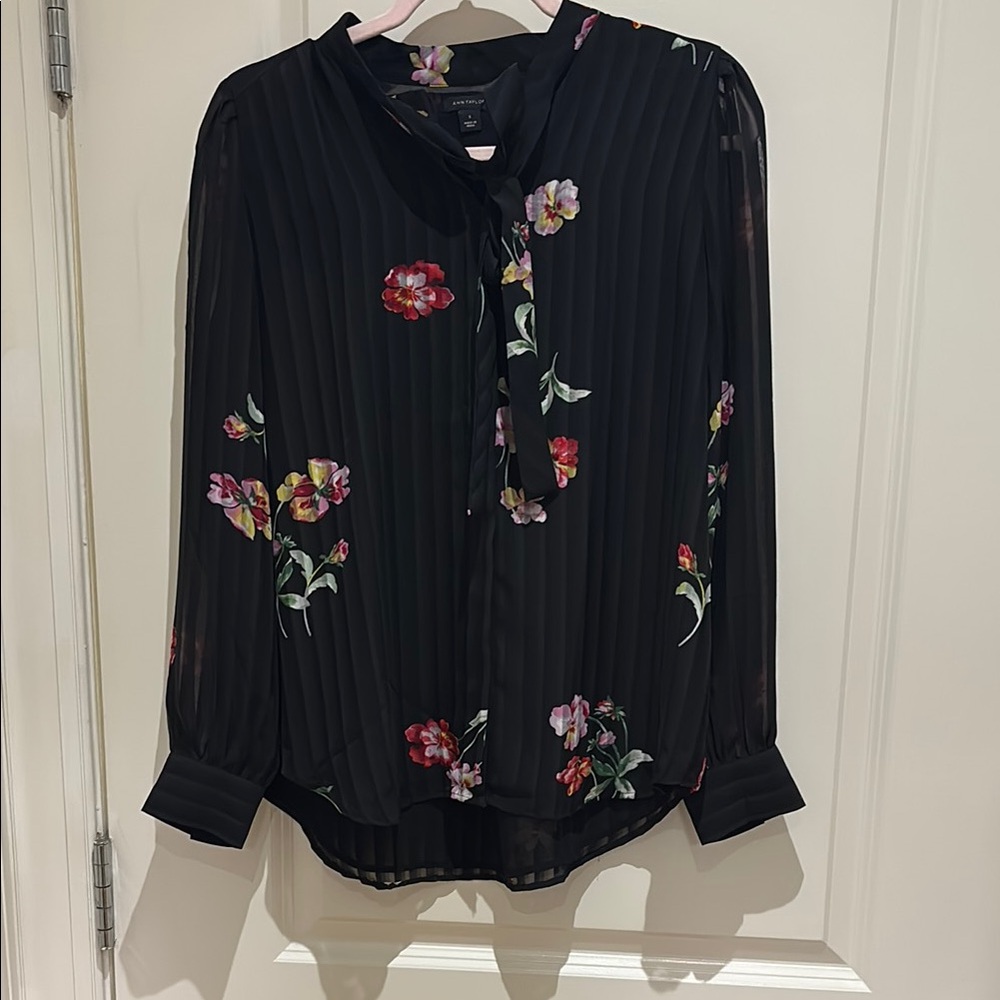 Ann Taylor Black Floral Tie-Neck Work Blouse Size Small